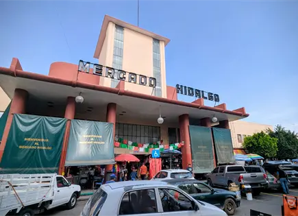 Persiste la práctica de verter aceite en coladeras de mercados