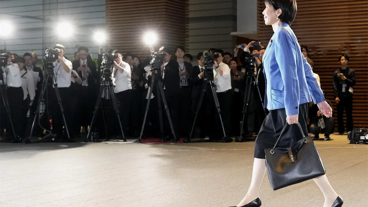 Primera ministra japonesa gana seguidores por su estilo y mantra de trabajar, trabajar, trabajar