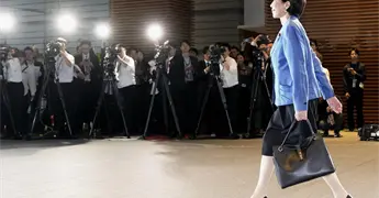 Primera ministra japonesa gana seguidores por su estilo y mantra de trabajar, trabajar, trabajar