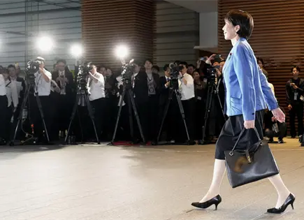 Primera ministra japonesa gana seguidores por su estilo y mantra de trabajar, trabajar, trabajar Primera ministra japonesa gana seguidores por su estilo y mantra de trabajar, trabajar, trabajar