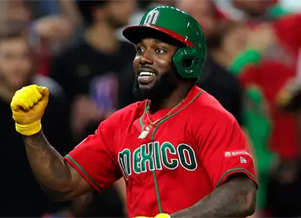 Randy Arozarena regala automóvil a entrenadores en Yucatán