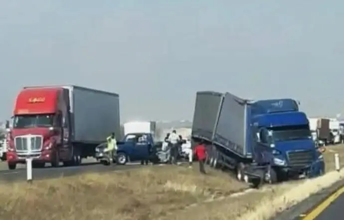 Choque en la 57 complica vialidad