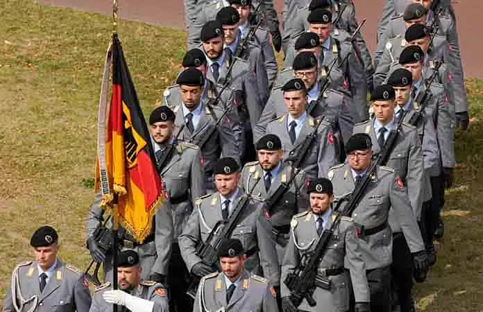 Alemania aprueba plan para atraer más reclutas