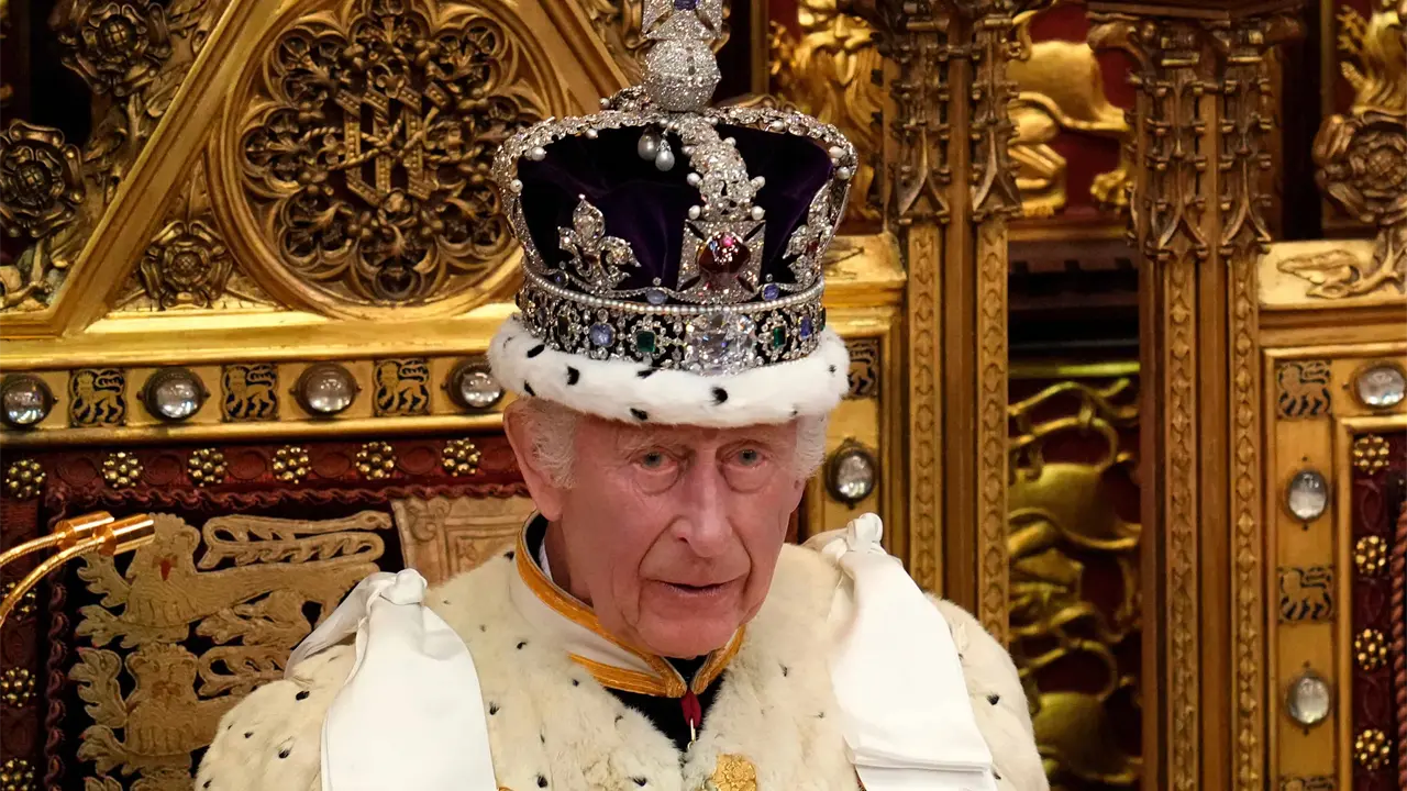 Arrestan a manifestantes que untaron comida a la vitrina donde está la corona del rey Carlos