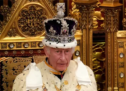Arrestan a manifestantes que untaron comida a la vitrina donde está la corona del rey Carlos Arrestan a manifestantes que untaron comida a la vitrina donde está la corona del rey Carlos