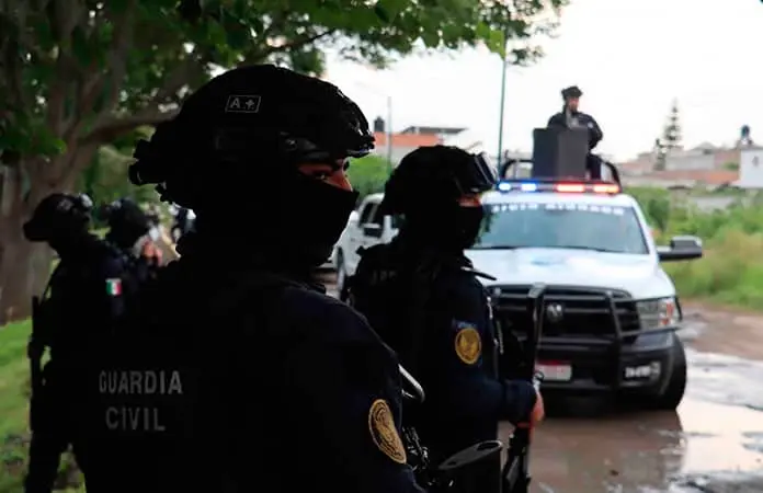 Autoridades detienen a 10 en Michoacán