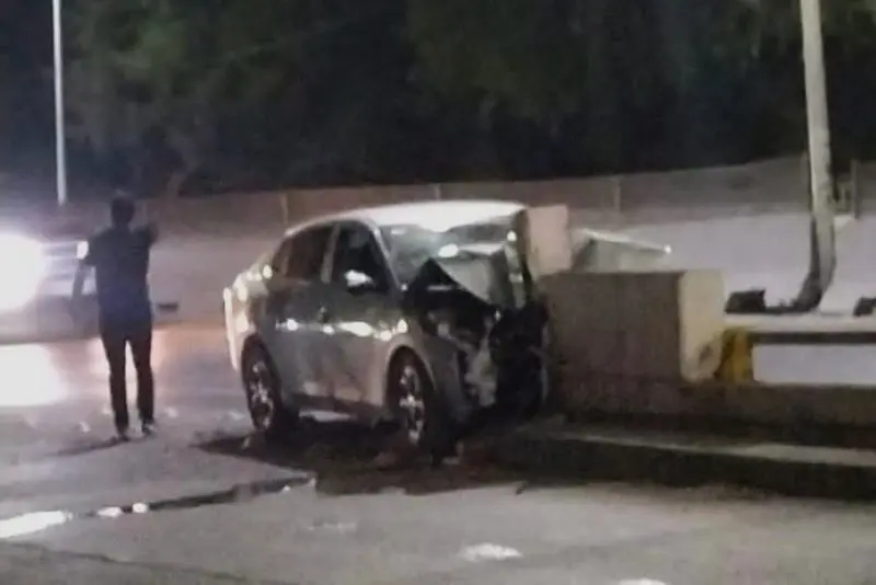 Estrellan auto en muro de Circuito Potosí