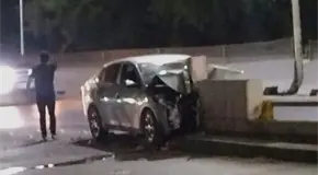 Estrellan auto en muro de Circuito Potos&iacute;