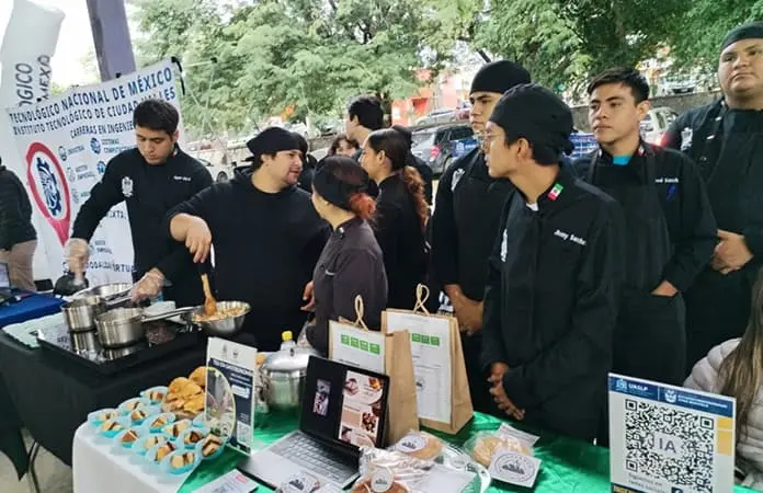 Estudiantes visitan la Feria Profesiogáfica