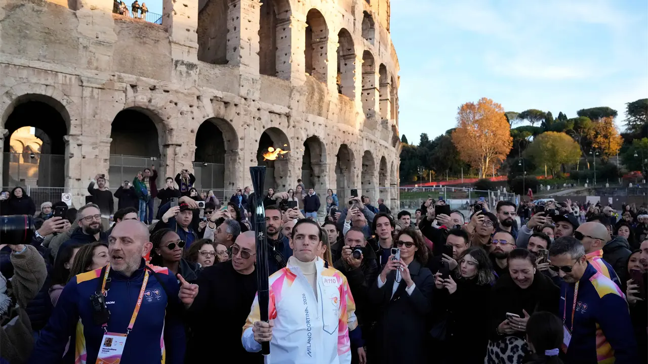 Gregorio Paltrinieri lidera inicio del relevo de la antorcha para los Juegos de Invierno de Milán-Cortina