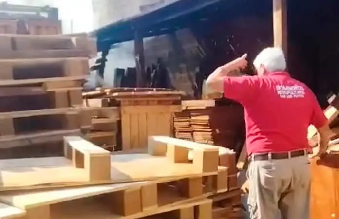 Incendio causa daños en tarimera de Los Gómez