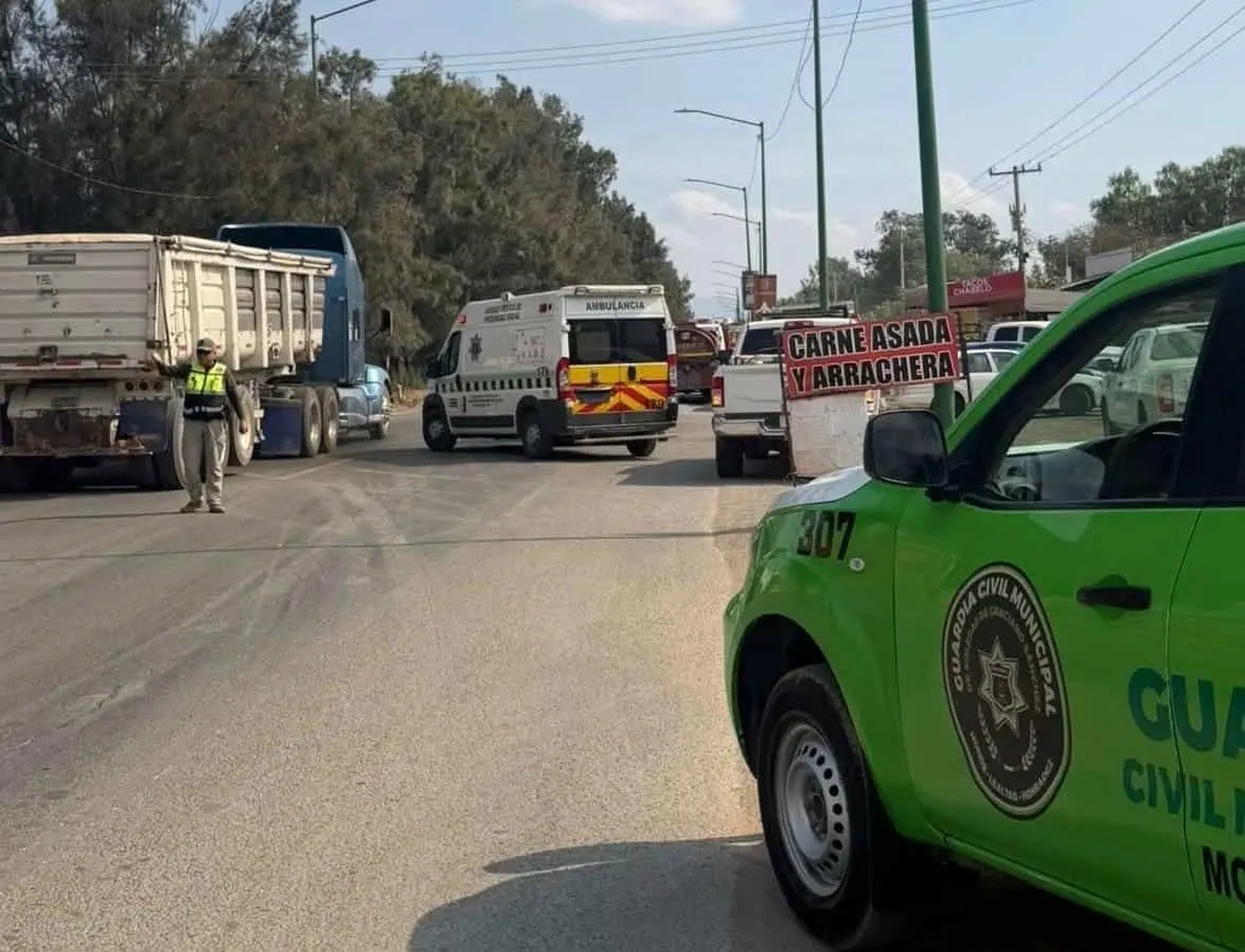 Incendio de tarimas moviliza a cuerpos de emergencia en la carretera a Rioverde