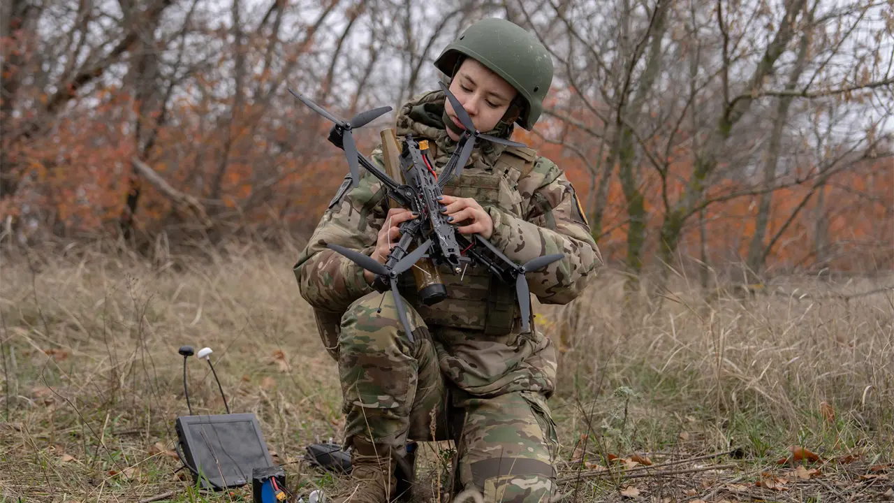 Mujeres en el Ejército Ucraniano: Nuevos Roles y Tecnología de Vanguardia