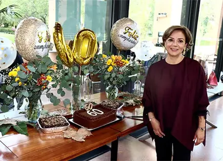 ¡OTRO AÑO RADIANTE Y FELIZ! ¡OTRO AÑO RADIANTE Y FELIZ!