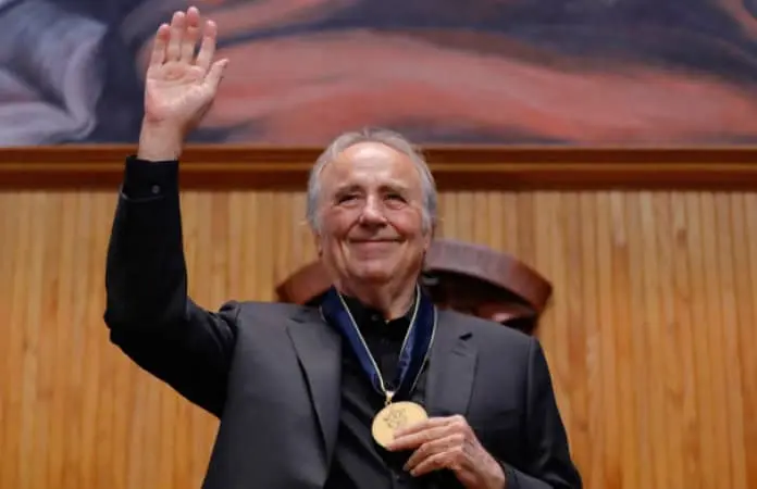 SERRAT RECIBE HONORIS CAUSA