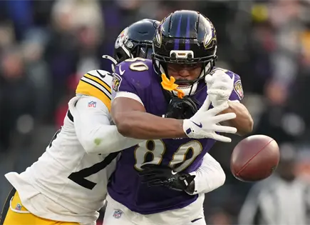 Aaron Rodgers lidera a Steelers en triunfo sobre Ravens con polémica revisión