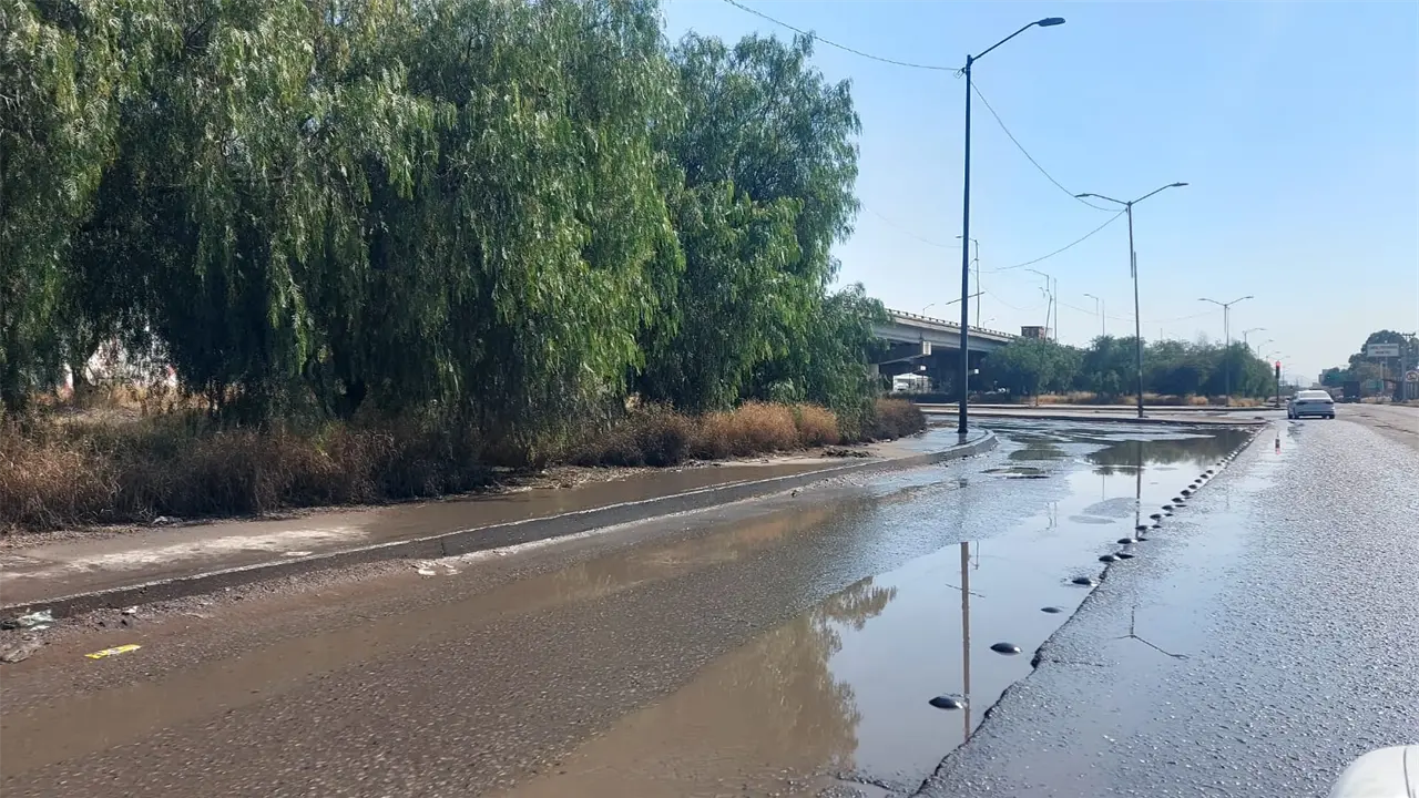 Fuga de aguas residuales vuelve intransitable tramo de la 57