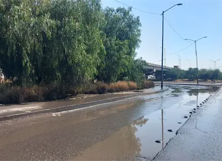 Fuga de aguas residuales vuelve intransitable tramo de la 57