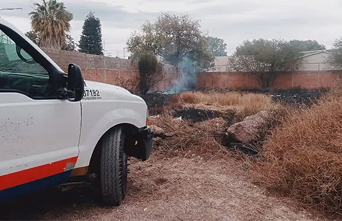 Incendio consume maleza en un predio