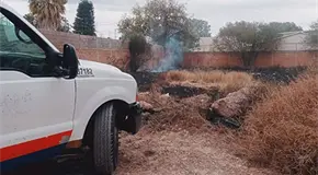 Incendio consume maleza en un predio