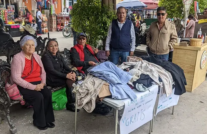 Maestros jubilados donan ropa abrigadora