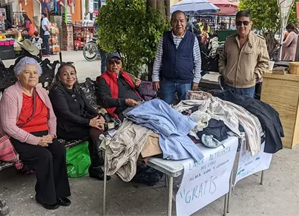 Maestros jubilados donan ropa abrigadora Maestros jubilados donan ropa abrigadora