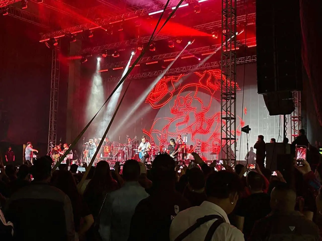 Panteón Rococó hace vibrar la Arena Potosí en su gira de 30 años