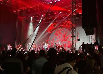 Panteón Rococó hace vibrar la Arena Potosí en su gira de 30 años