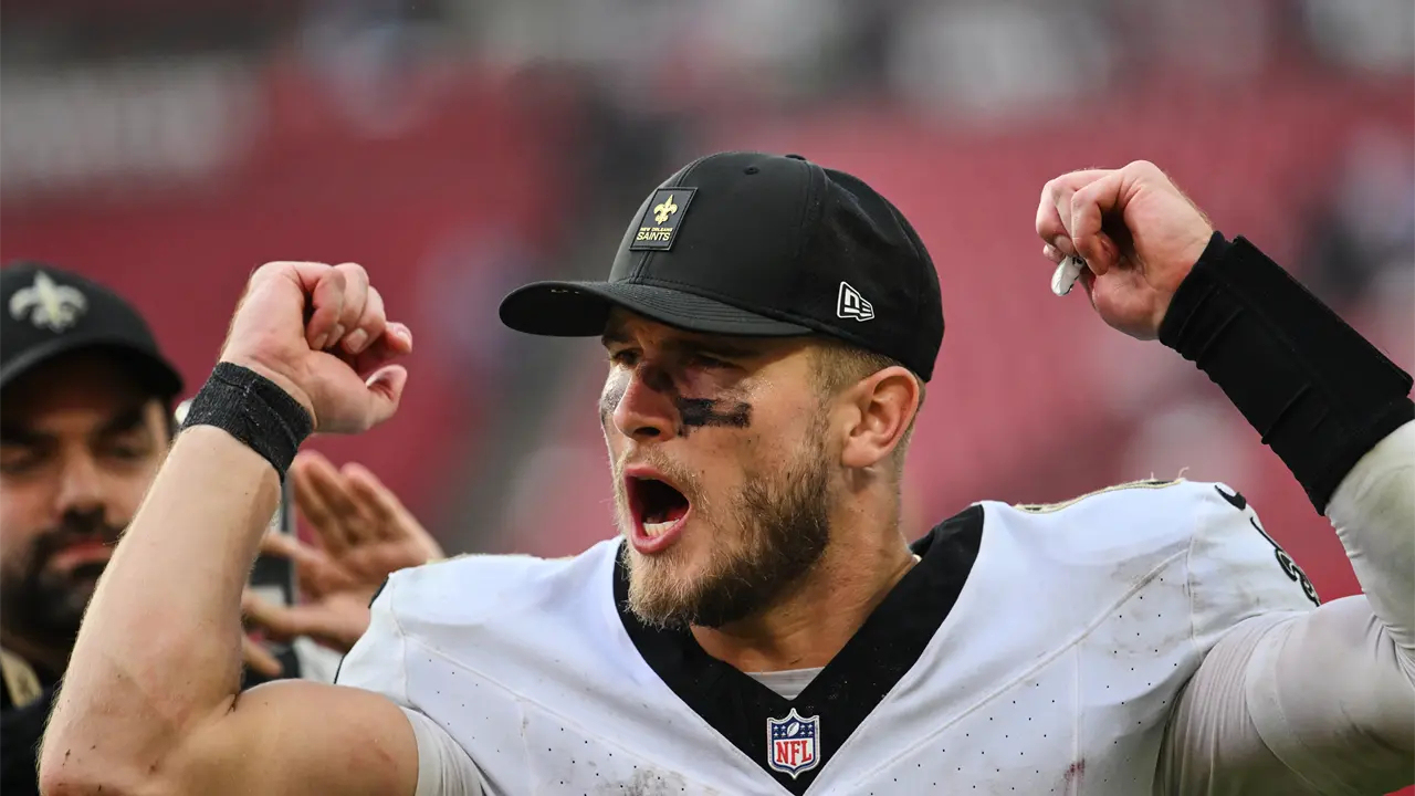 Saints de Nueva Orleans sorprenden al vencer a Buccaneers en lucha por el título de la NFC Sur