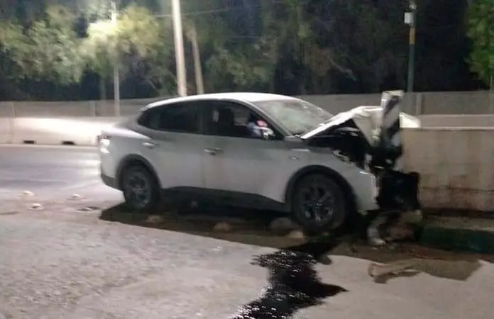 Se estrella carro contra contención en Periférico