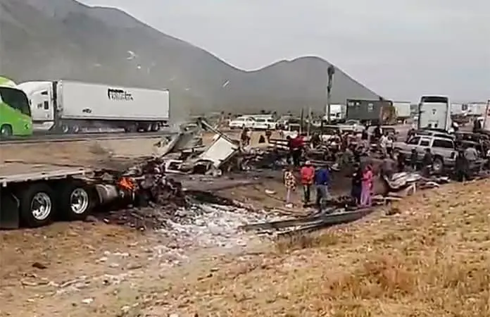 Se incendian dos tráilers en choque  en rúa a Matehuala