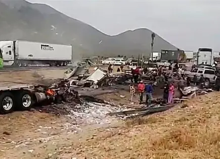 Se incendian dos tráilers en choque en rúa a Matehuala Se incendian dos tráilers en choque en rúa a Matehuala