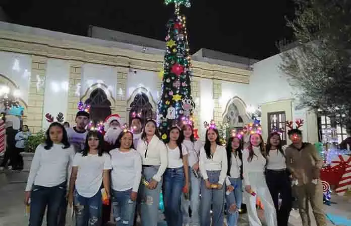 Universitarios encienden su árbol navideño