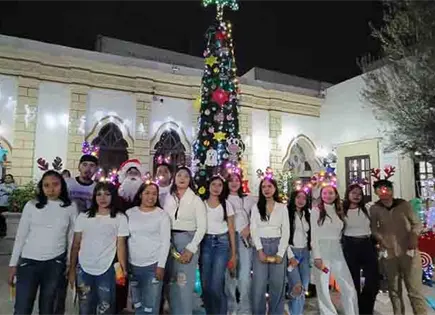 Universitarios encienden su árbol navideño Universitarios encienden su árbol navideño