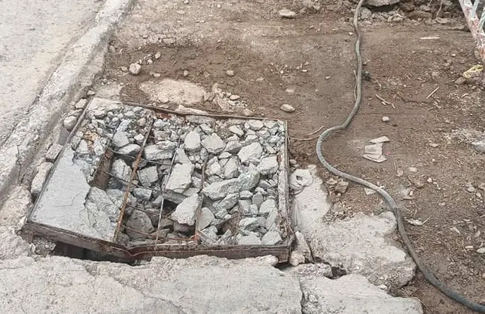 Banqueta destrozada, peligro para peatones