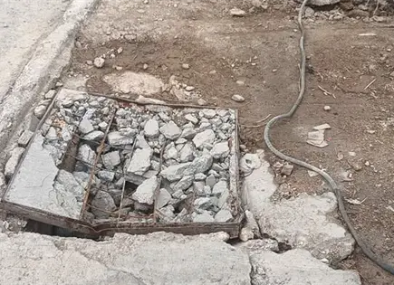 Banqueta destrozada, peligro para peatones