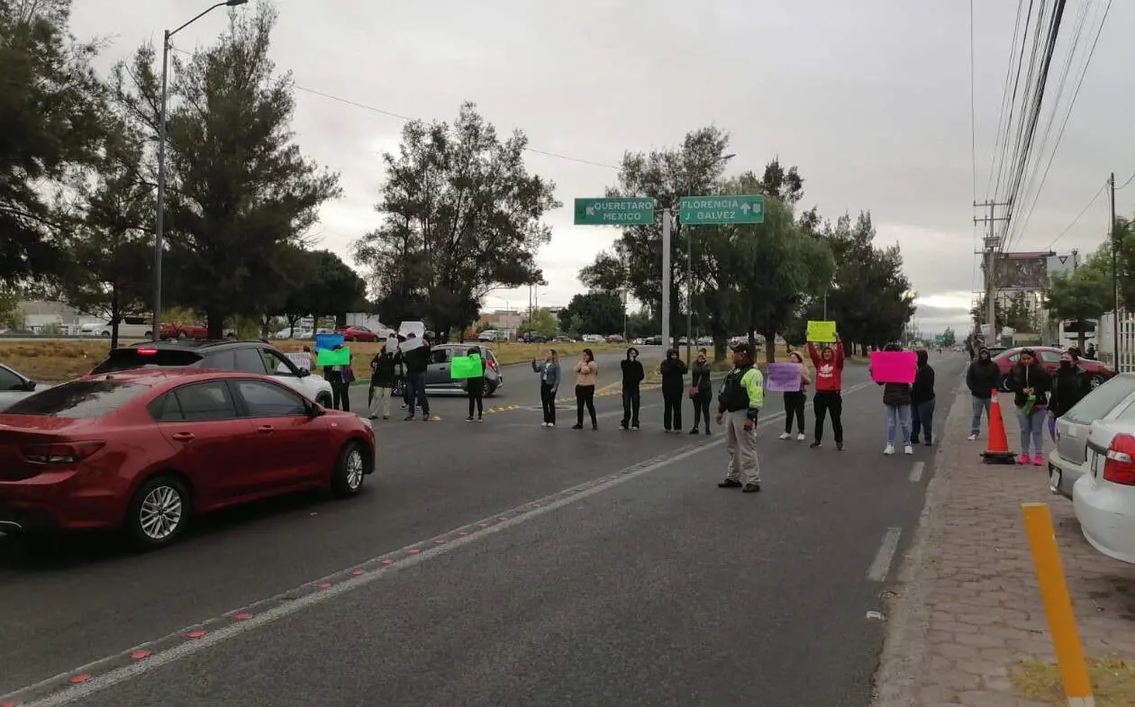 Cierre de guardería del IMSS provoca bloqueo en la 57 y Colorines