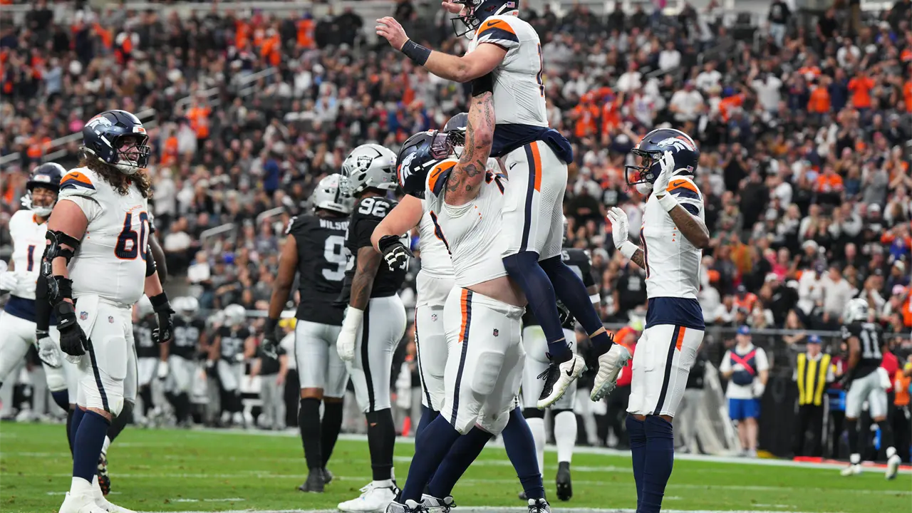 Broncos de Denver derrotan a los Raiders de Las Vegas en un emocionante partido