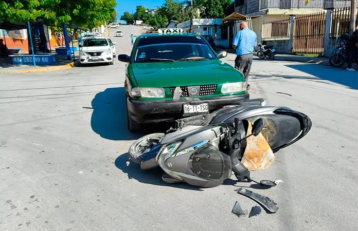Choca taxi contra motociclista