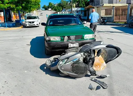 Choca taxi contra motociclista