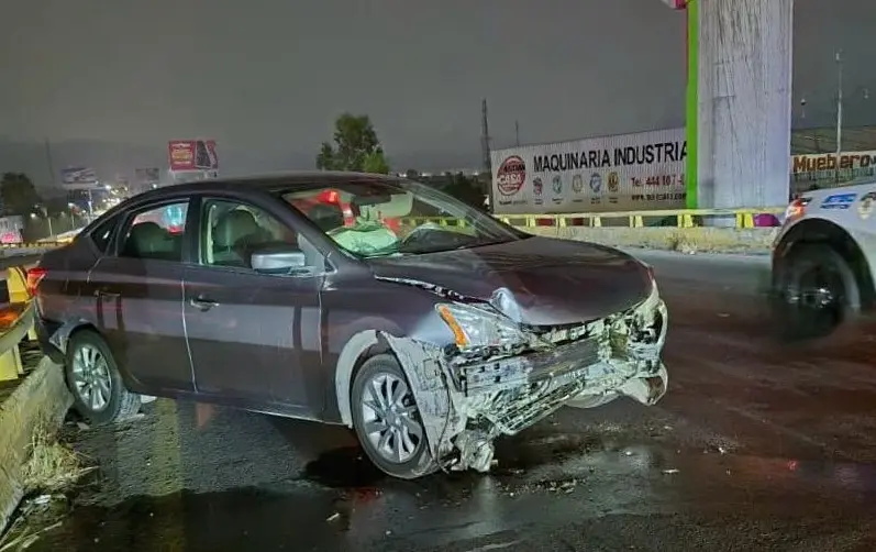 Choque contra muro de contención deja a un conductor con lesiones