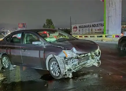 Choque contra muro de contención deja a un conductor con lesiones