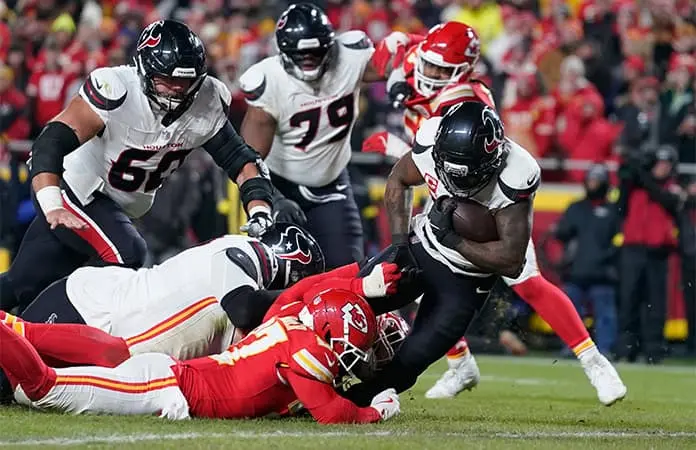 Defensa de Texans somete a los Chiefs