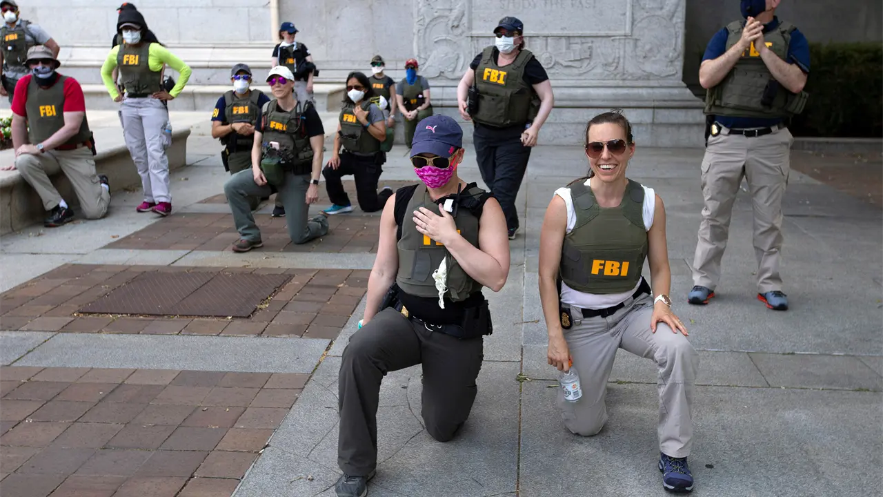 Exagentes del FBI Demandan por Despidos Tras Protesta de Arrodillarse