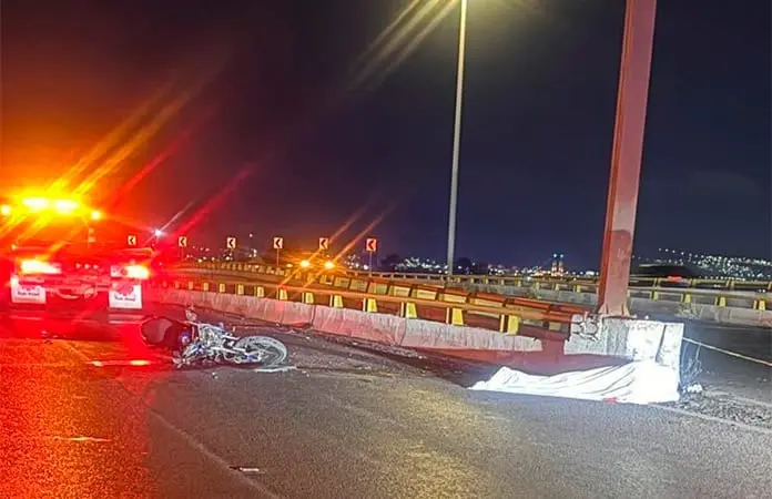 Fallece motociclista al derrapar en distribuidor