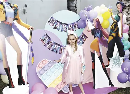 HENRIETTE “POP IT Y HUNTRIX” EN SU CUMPLEAÑOS