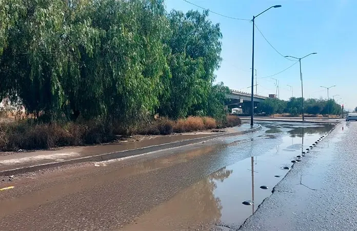 Se acumula agua negra en lateral de la ‘57