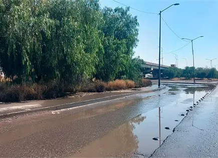 Se acumula agua negra en lateral de la ´57