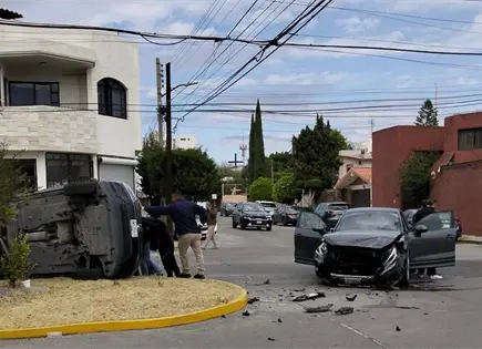 Aparatoso choque con volcadura en Loma Alta Aparatoso choque con volcadura en Loma Alta