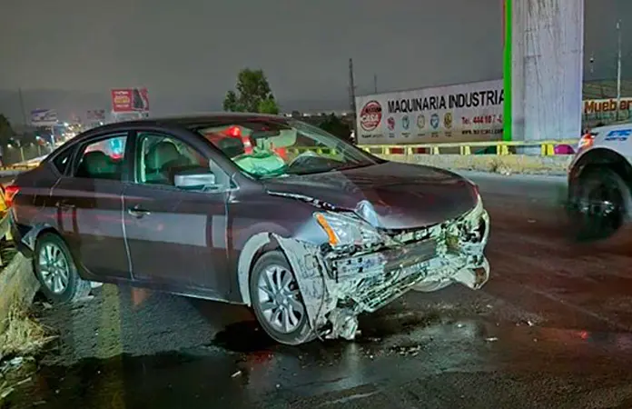 Automóvil se impacta en contención del Distribuidor